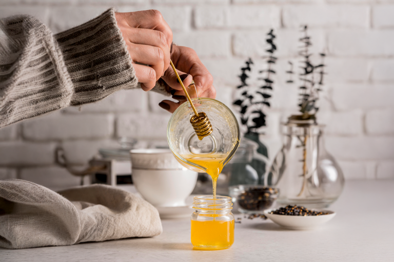 Ar medus sveikas? Sužinokite mokslinius faktus apie medaus savybes, jo vaidmenį vaistažolių medicinoje ir jo papildus. Sužinokite apie jo naudą sveikatai.